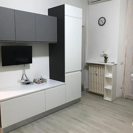 Appartamento In Zona Bocconi Милано Екстериор снимка