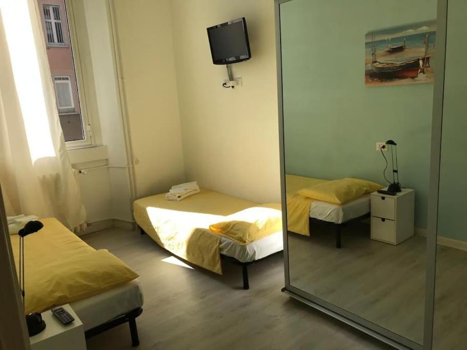 Appartamento In Zona Bocconi Милано Екстериор снимка