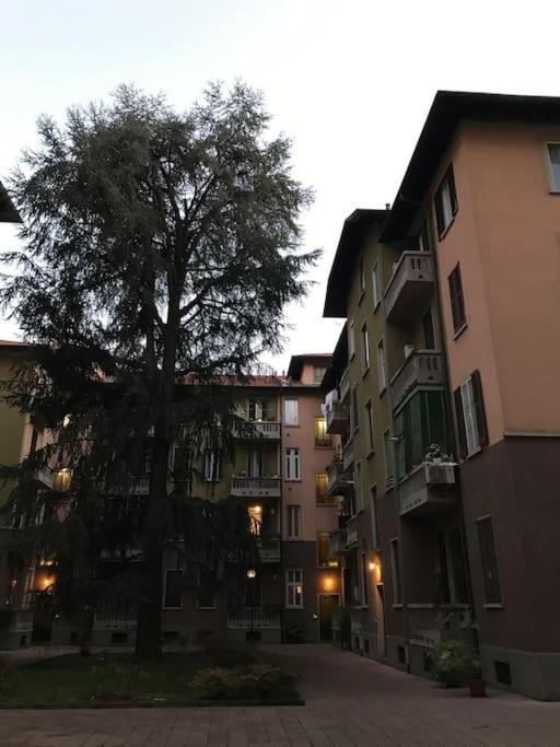 Appartamento In Zona Bocconi Милано Екстериор снимка