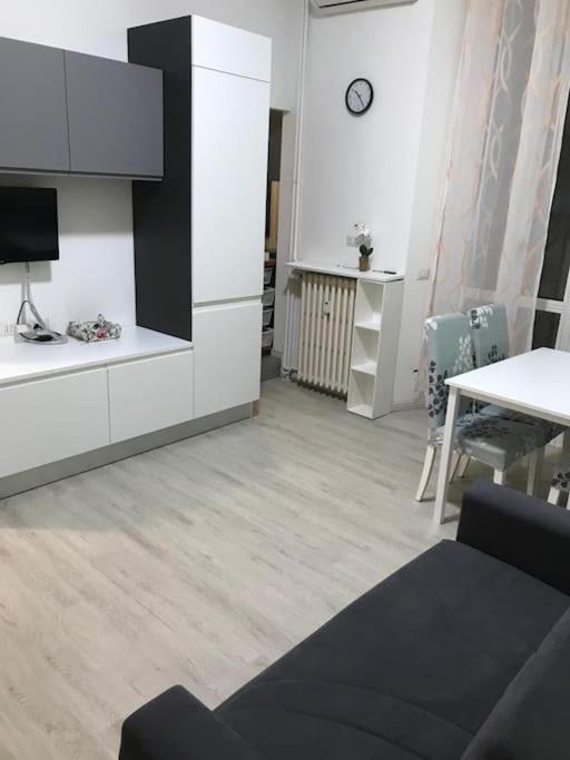 Appartamento In Zona Bocconi Милано Екстериор снимка