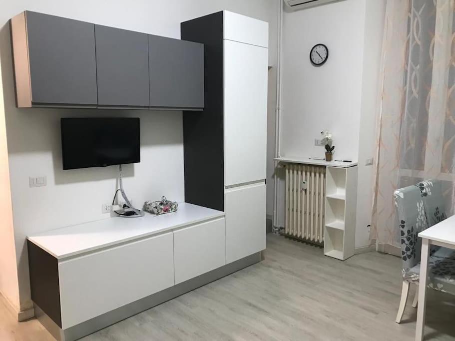 Appartamento In Zona Bocconi Милано Екстериор снимка
